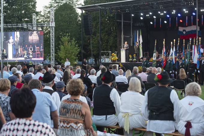 Predsednik Republike Slovenije Borut Pahor se je v renovcih udeleil osrednje regijske proslave ob dnevu zdruitve prekmurskih Slovencev z matinim narodom